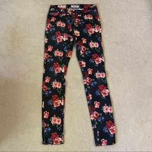🌷3 for$25🌷Hot Kiss Skinny Lily, US 5, Black & Red Floral Slim Fit Jeans